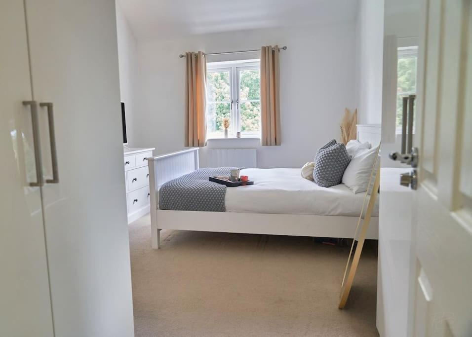 Stunning Luxury 2 Bed Apartment With En-Suite In Wokingham City Centre Exterior foto