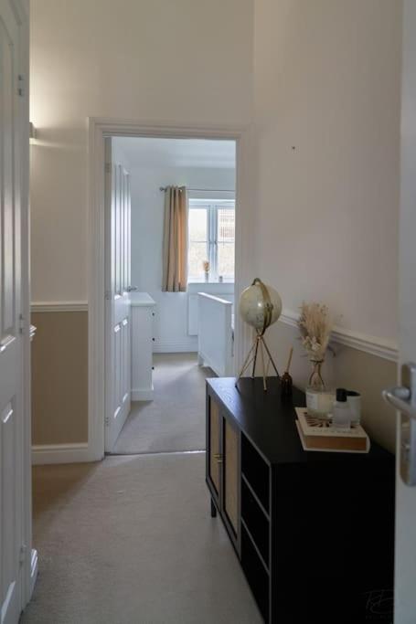 Stunning Luxury 2 Bed Apartment With En-Suite In Wokingham City Centre Exterior foto