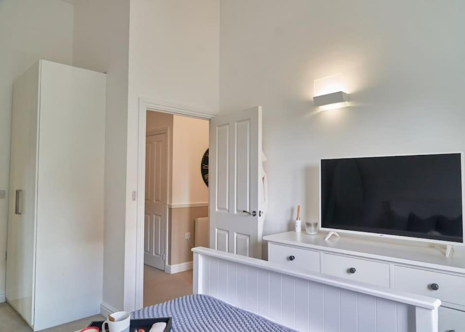 Stunning Luxury 2 Bed Apartment With En-Suite In Wokingham City Centre Exterior foto