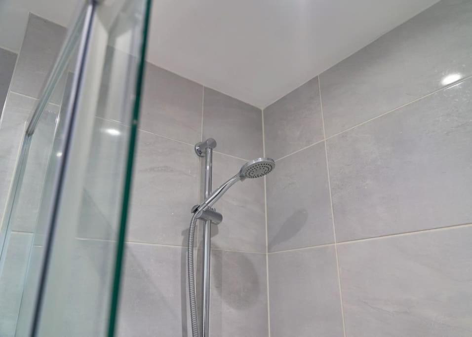 Stunning Luxury 2 Bed Apartment With En-Suite In Wokingham City Centre Exterior foto