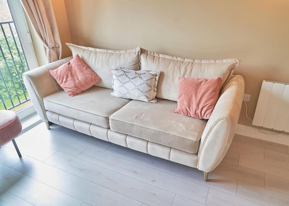 Stunning Luxury 2 Bed Apartment With En-Suite In Wokingham City Centre Exterior foto