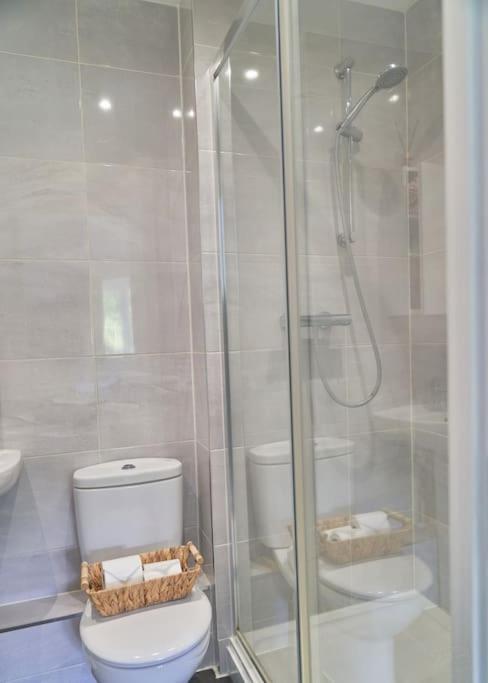 Stunning Luxury 2 Bed Apartment With En-Suite In Wokingham City Centre Exterior foto